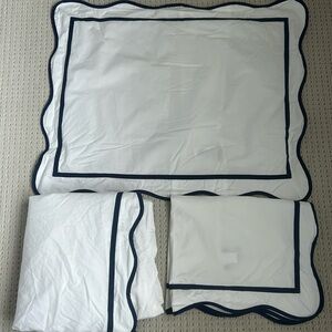 Pottery barn teen scalloped edge queen duvet and 2 shams (standard pillow).